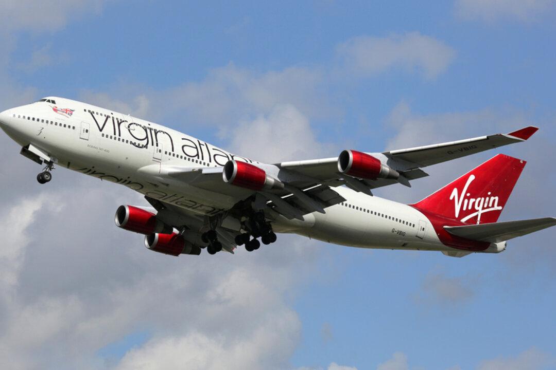 Plane Passenger Gives His First-Class Seat to 88-Year-Old Lady, Making Her Dream Come True