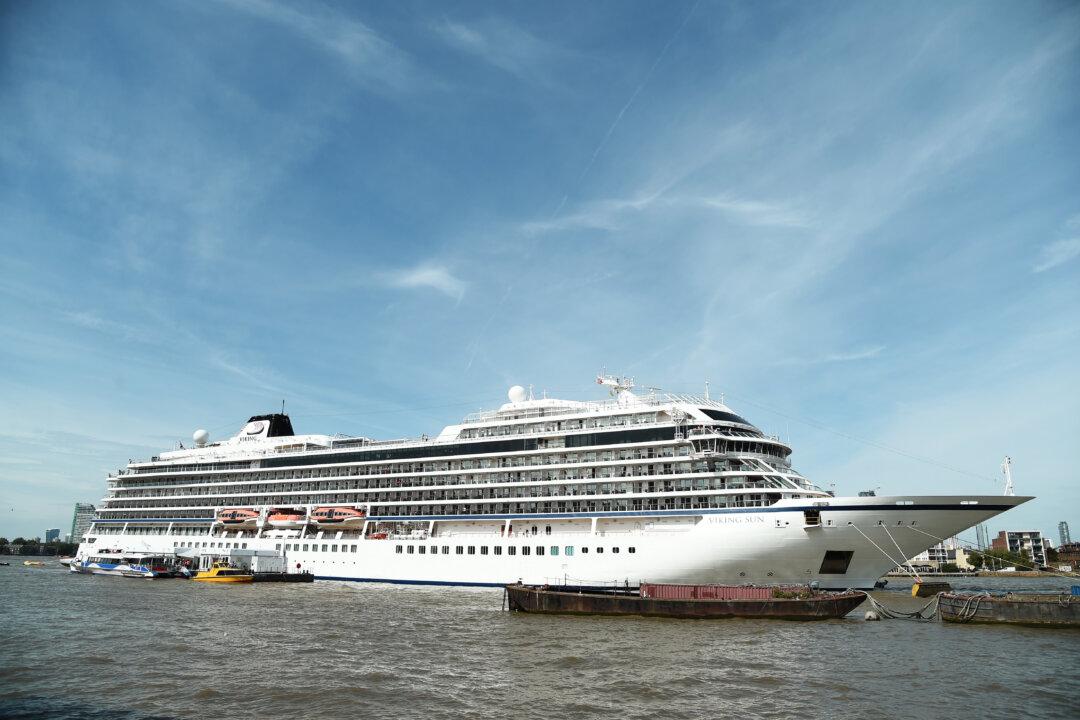 Biofoul Growth on Cruise Ship Strands Hundreds of Australians