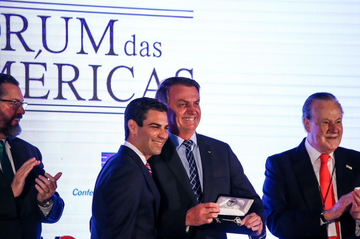 Miami Mayor Tests Positive for New Coronavirus After Contact With Brazilian Delegation