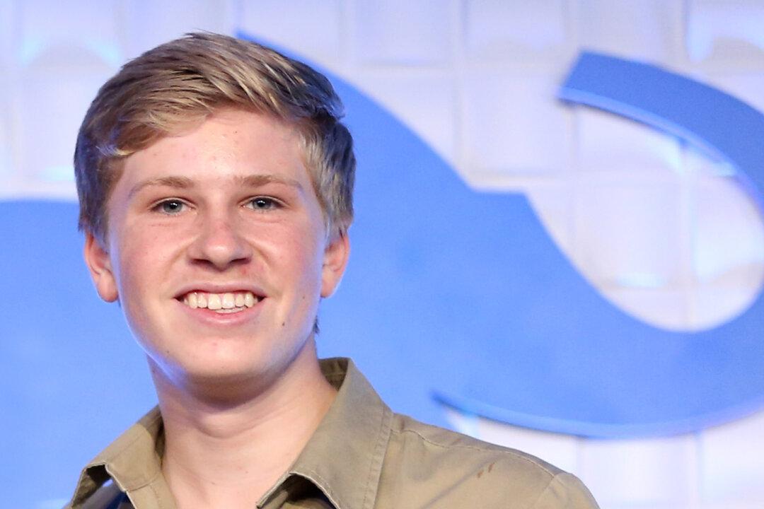 Robert Irwin, Son of the ‘Crocodile Hunter,’ Photographs ‘Big, Beautiful Male Lion’ Enjoying Rain Shower