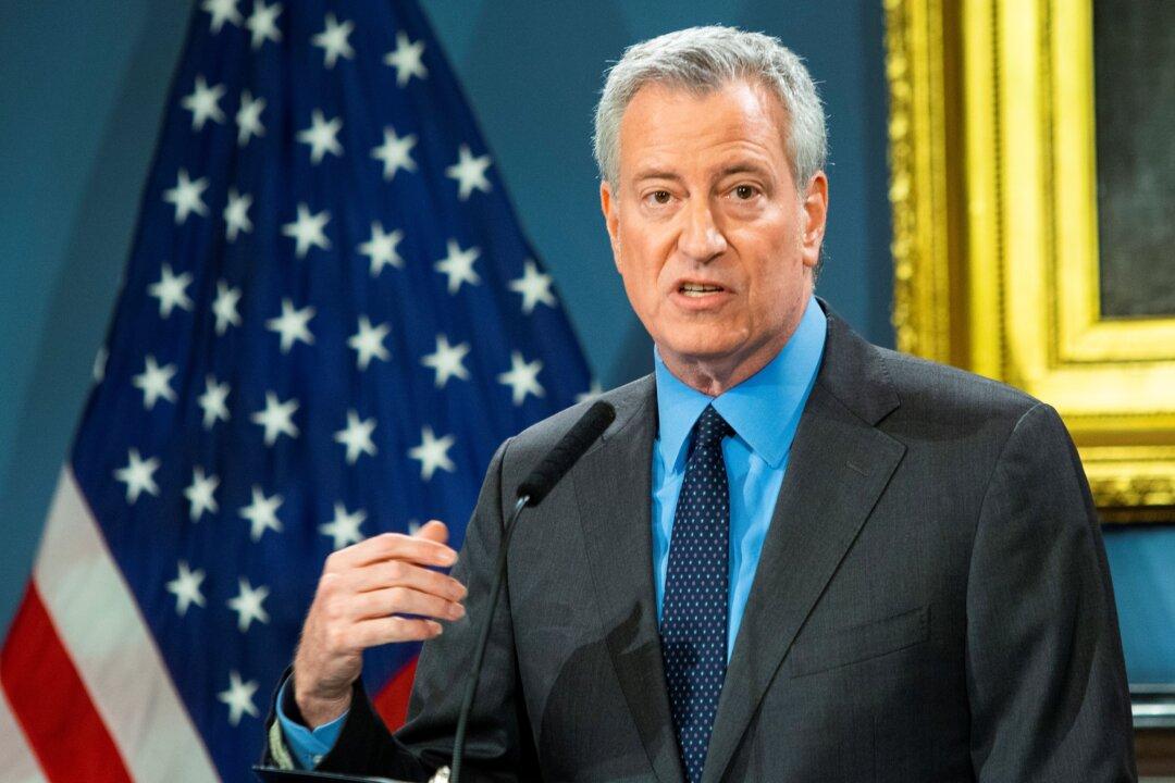 De Blasio Apologizes for Tweet about Packed Jewish Funeral, But Says He Has ‘No Regrets’