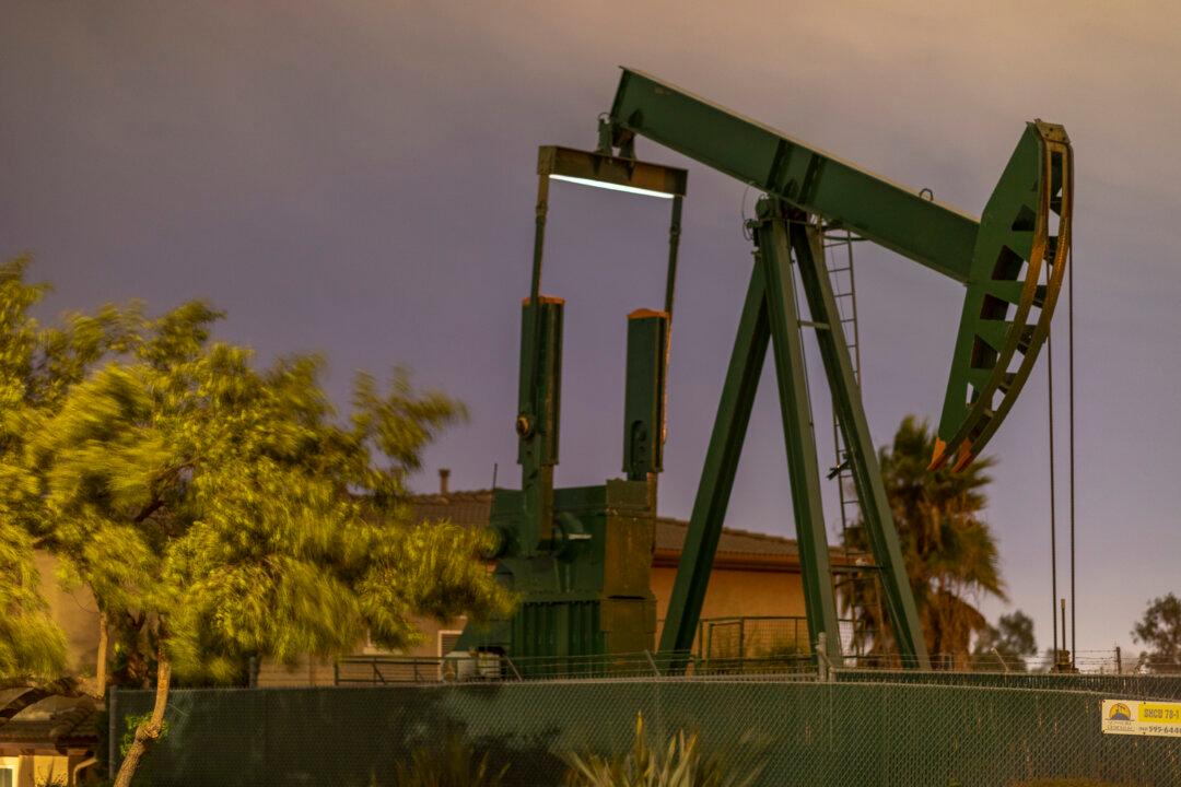 US Somewhat Shielded as Global Oil Prices Drop