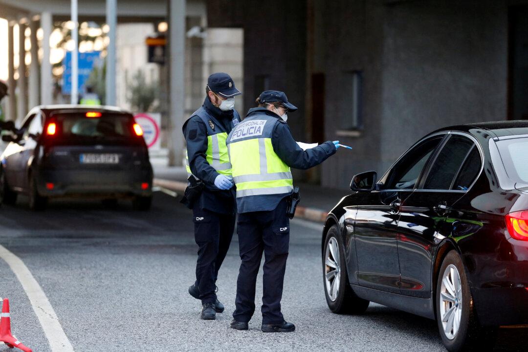 Spain Turns Back Cars From Land Borders as Coronavirus Death Toll Nears 500