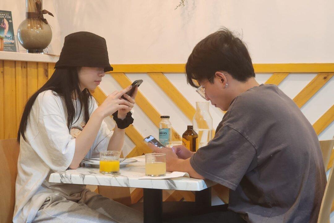 Get Off the Internet: More Dates, Chats to Go Offline