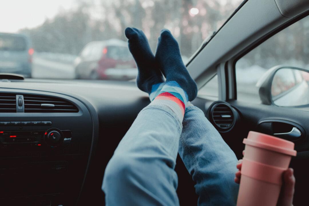 Horrific X-ray of Woman’s Crushed Hips Shows Why You Should Never Rest Feet on a Dashboard