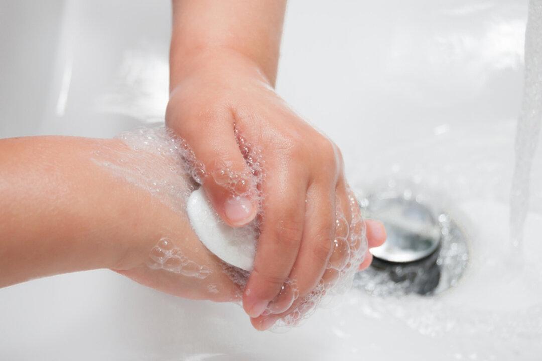 Viral Hand-Washing Experiment With Pepper and Water Shows Kids the Power of Using Soap