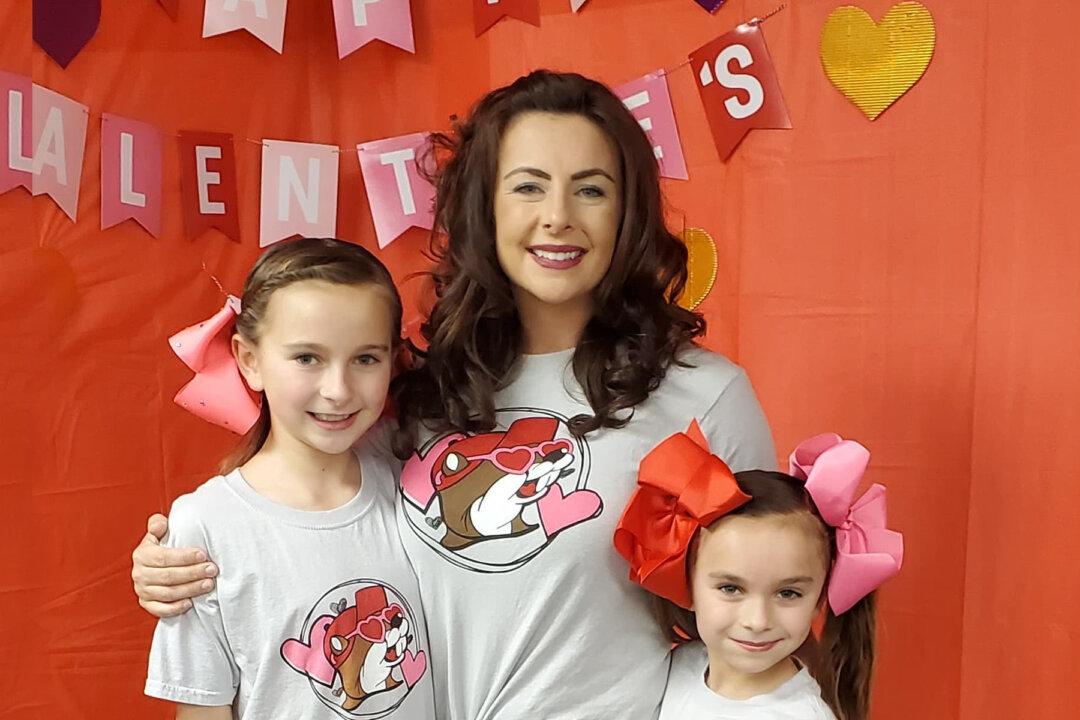 Mom Left in Tears on Reading a Stranger’s Note Who Paid for Her Daughter’s Birthday Cake