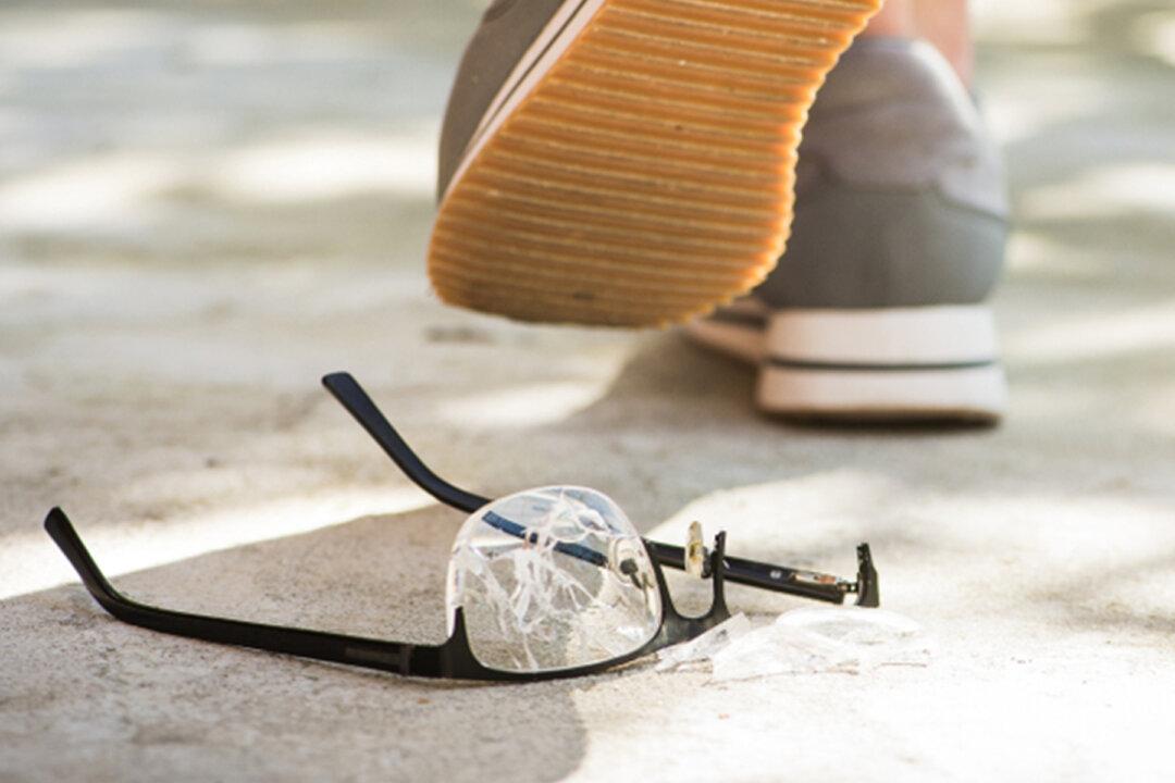 Bully Heartlessly Smashes Nerd’s Glasses–20 Years Later They Have a Shocking Reunion