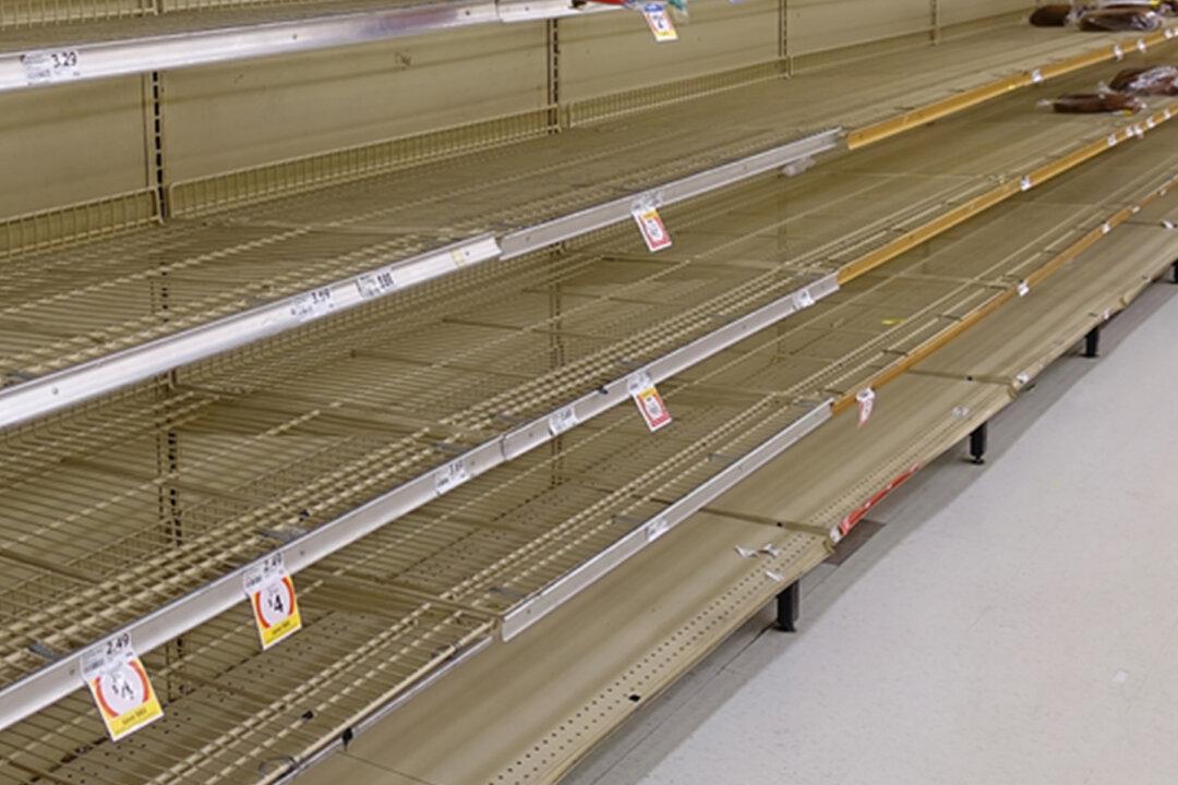 Photo of Senior Lady Unable to Buy Food in Grocery Store Due to Panic Buying Goes Viral, Sparks Debate