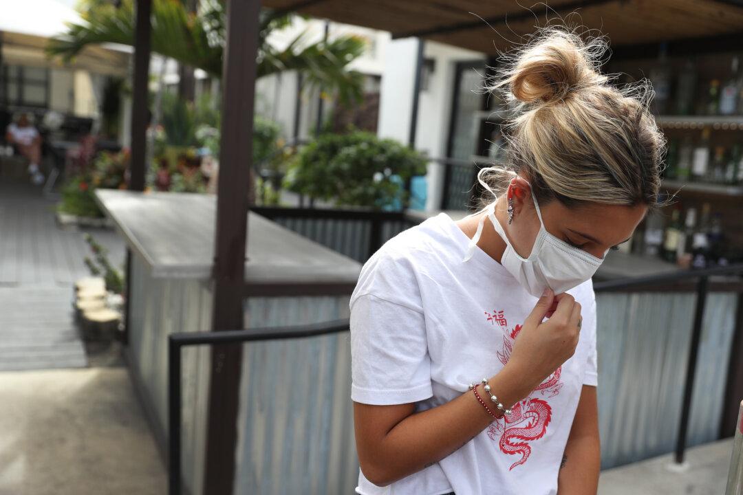 Florida Mandates 14-Day Isolation for Travelers From New York, New Jersey