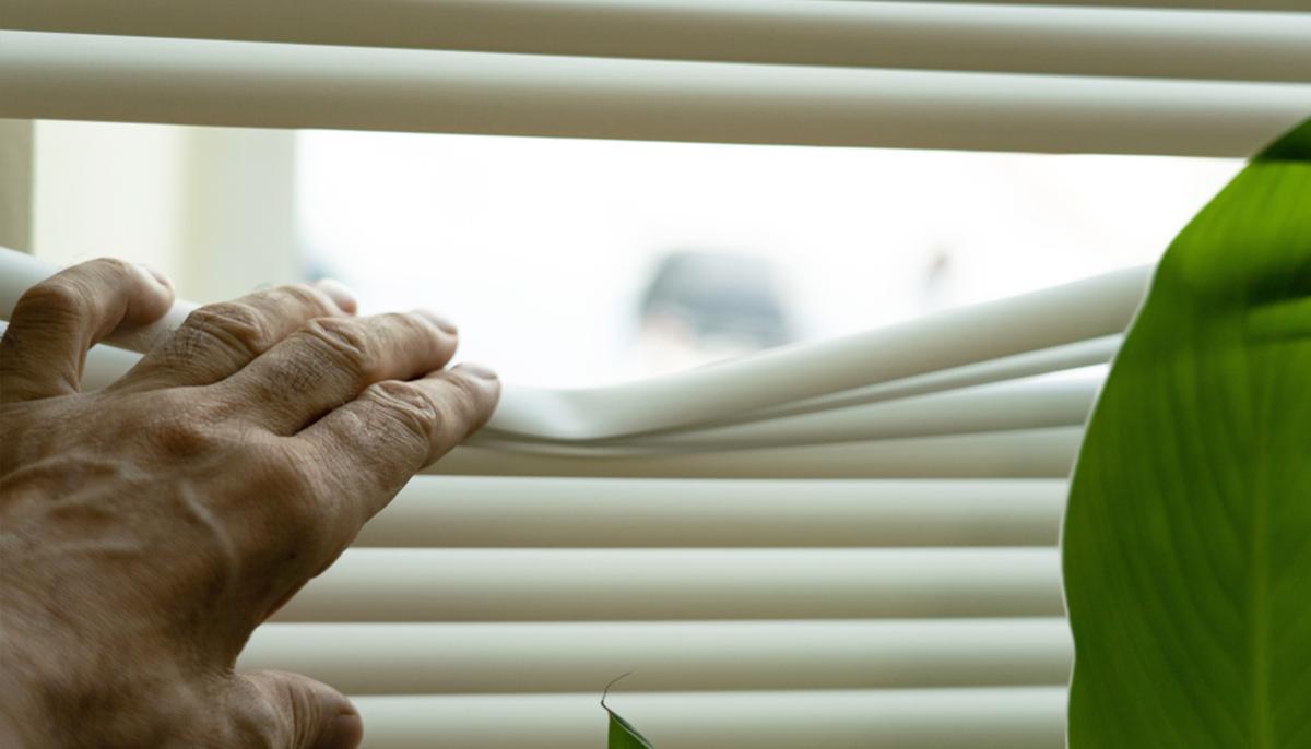 Man Serenades Wife With Alzheimer’s Through Nursing Home Window Amid CCP Virus Restrictions
