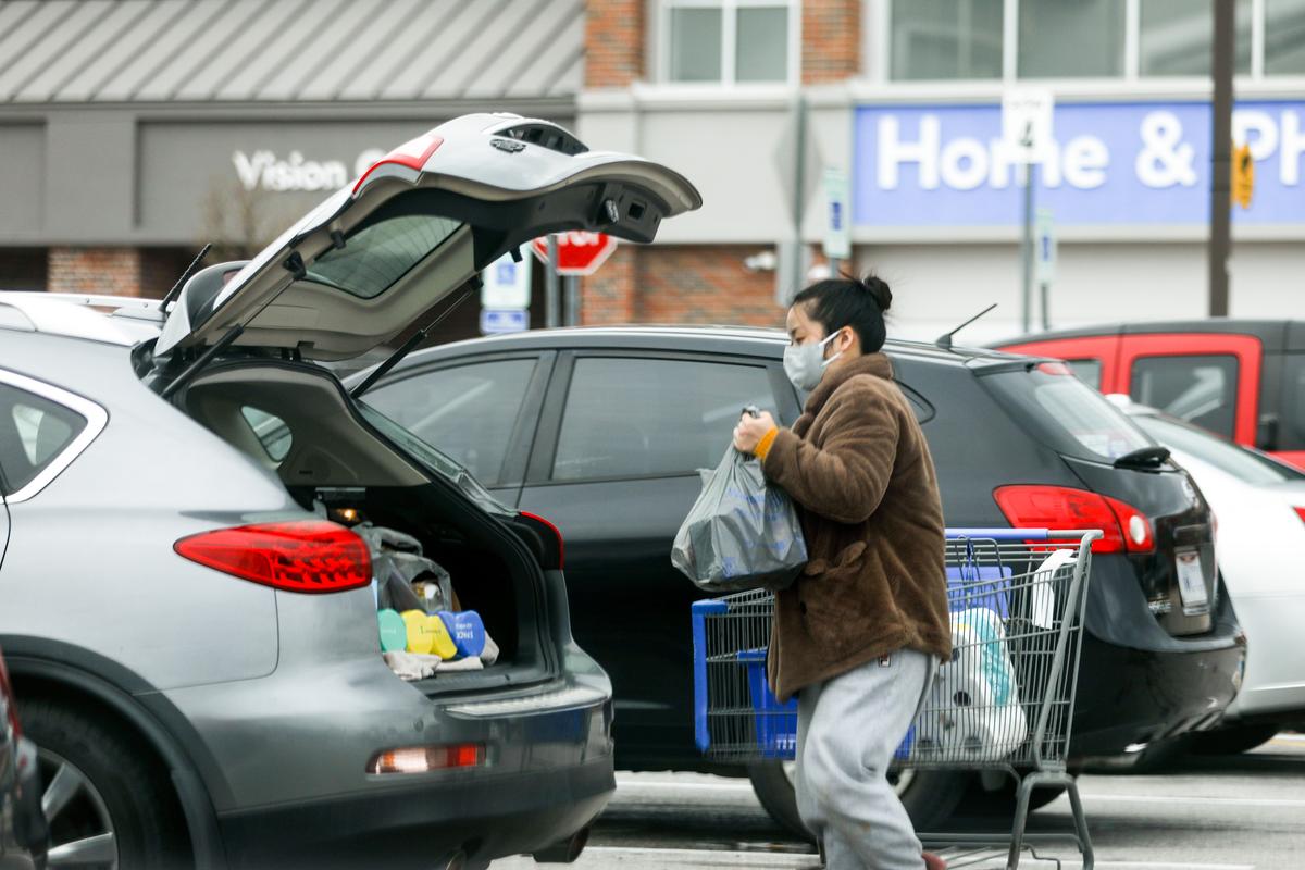 CCP Virus: Walmart, Grocery Stores Adding Sneeze Guards for Cashiers