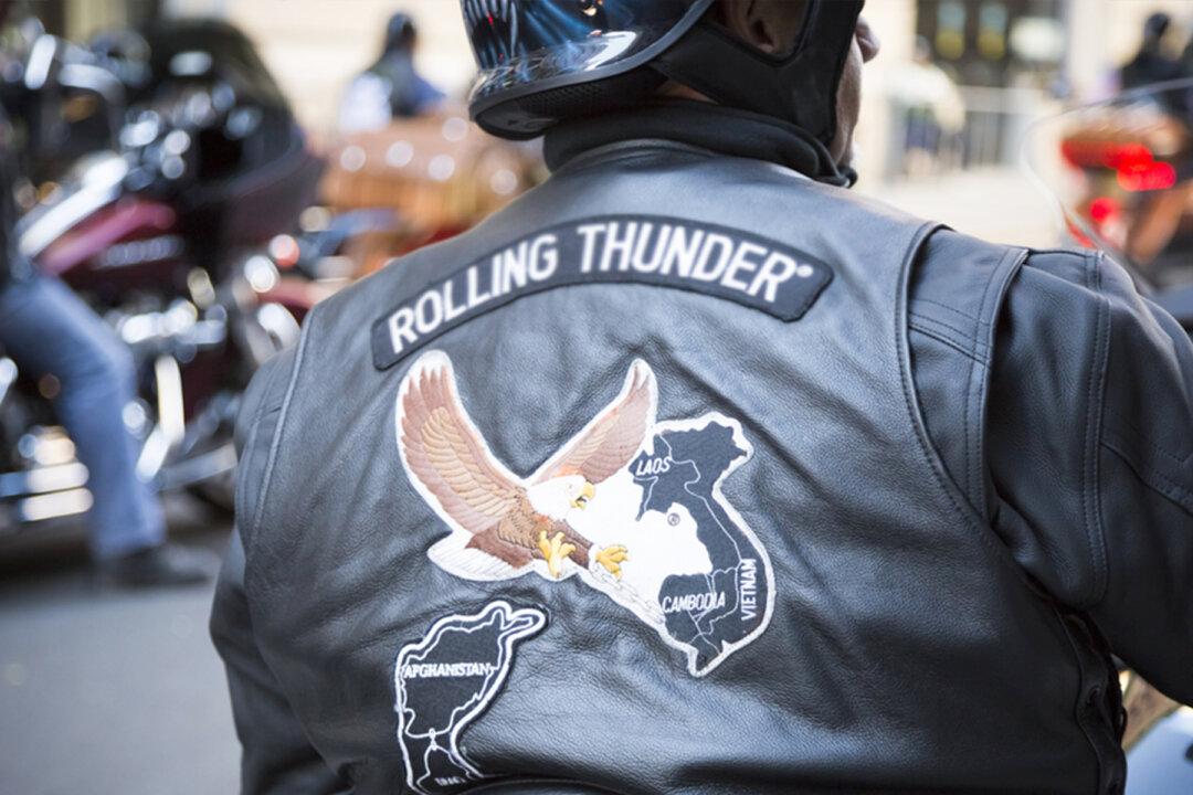 30 Bikers Show Up at Little Girl’s Lemonade Stand With Cash After Her Mom Saves Members