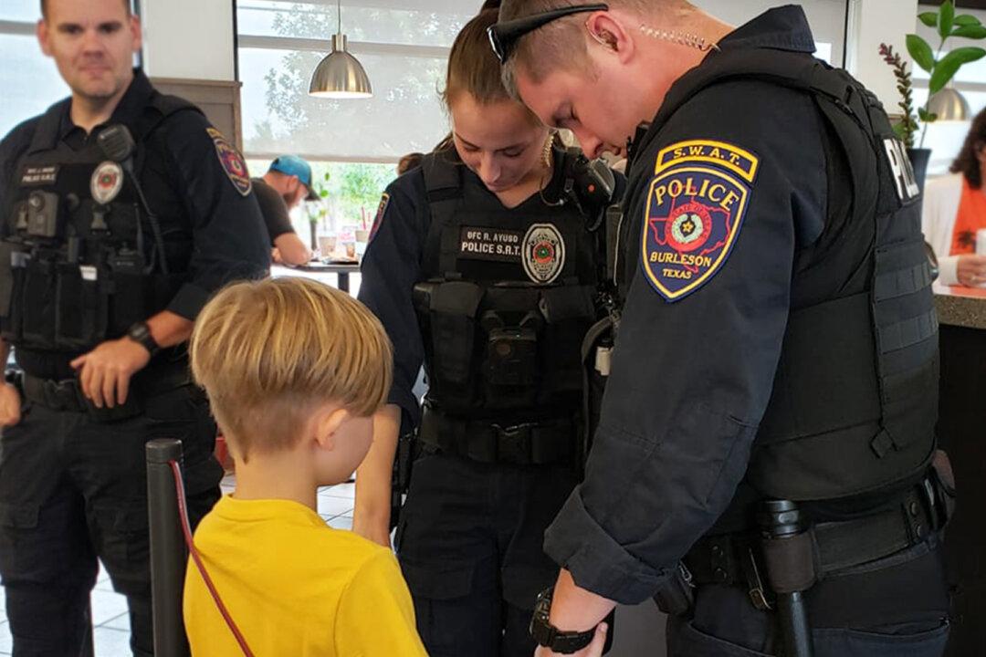 Photo of Boy Praying for Police Officers’ Safety in Chick-fil-A Goes Viral on Facebook