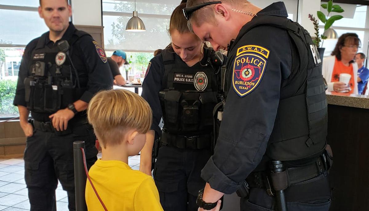 Photo of Boy Praying for Police Officers’ Safety in Chick-fil-A Goes Viral on Facebook