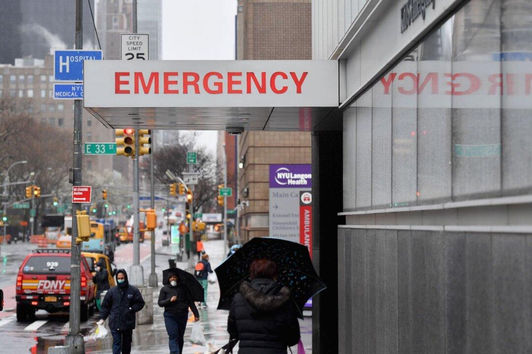 NY Gov. Cuomo to Sign Executive Order Allowing Medical Students to Work as Doctors