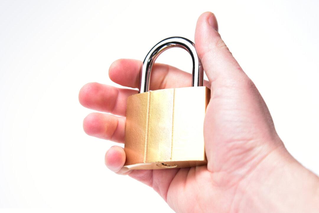 Man Is Furious After Pranksters Locked a PADLOCK in His Ear-Piercing Loop and Ran Away