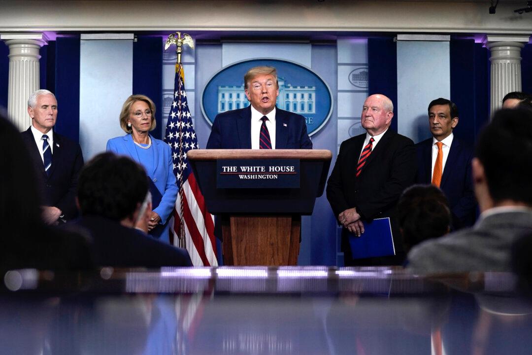 US to Make 100,000 Ventilators in 100 Days, Says Trump