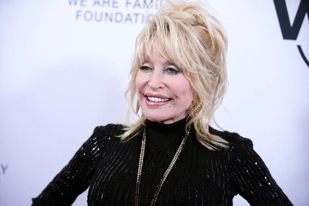 Dolly Parton Says CCP Virus a ‘Lesson From God’, Urges People to ‘Keep Faith’