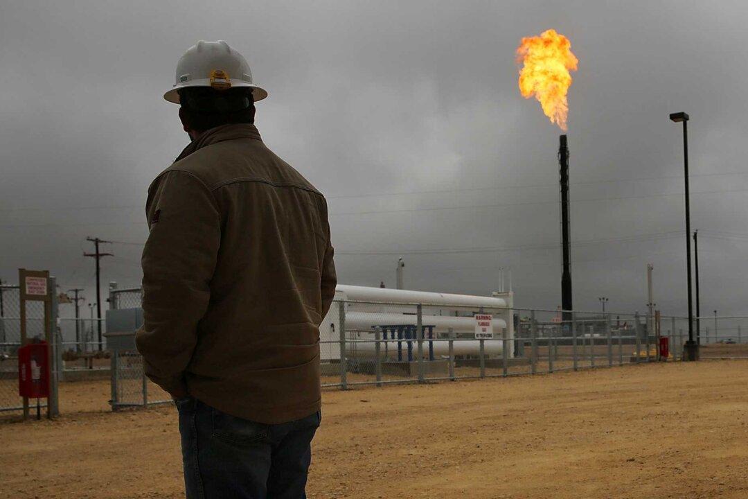 Oil Rises to 11-month High, Logs Weekly Gain on Saudi Output Cut