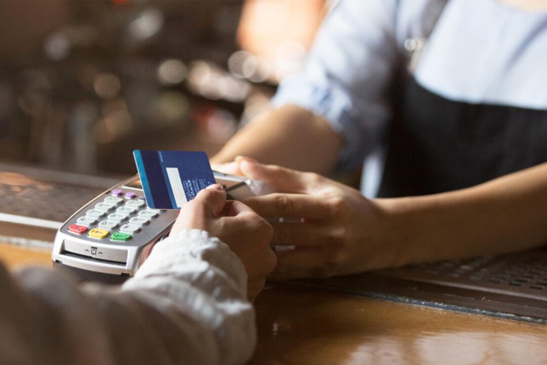 Rude Cashier Mocks Customer Who Can’t Read in Social Experiment–Then Outraged Strangers Step In