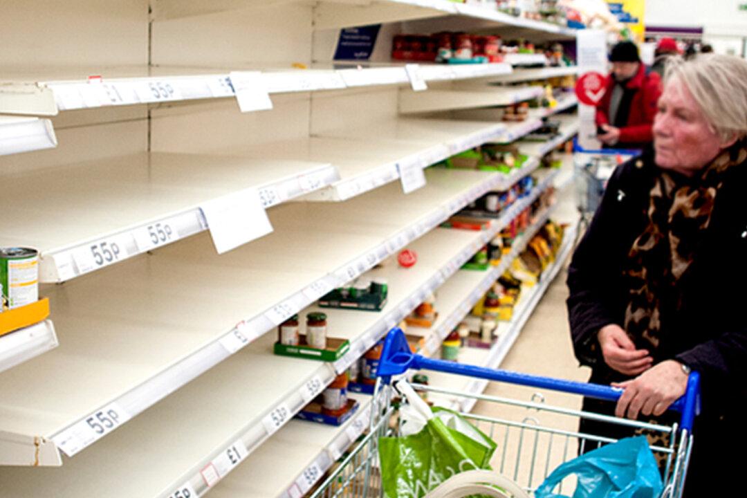 Teens See Elderly Shopper in Supermarket With Empty Shelves, So They Decide to Take Action