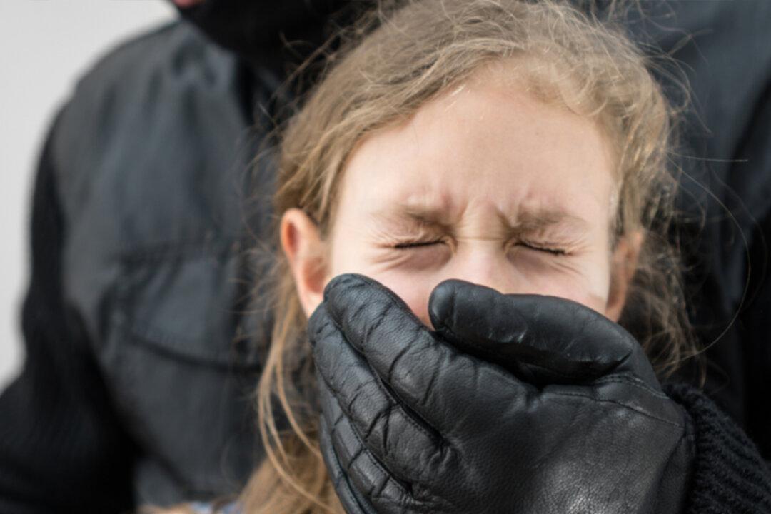 285lb Teen Wrestling Champ Body-Slams Kidnapping Suspect, Pins Him Down Until Police Arrive
