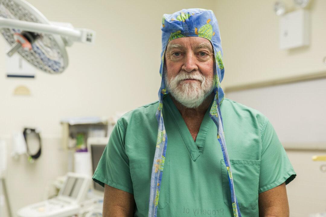 Neurosurgeon Who Separated Conjoined Twins Dies From CCP Virus