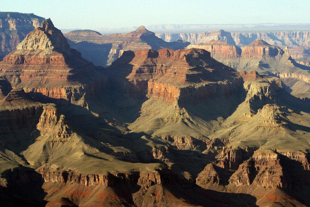 Grand Canyon Park Closes Indefinitely as CCP Virus Cases Surge