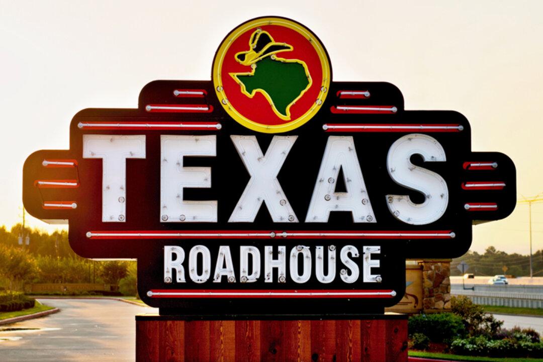 Texas Roadhouse CEO Sacrifices His Salary, Bonus to Pay Workers During CCP Virus Outbreak