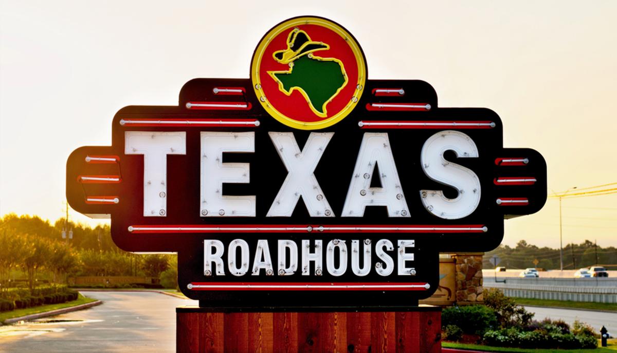 Texas Roadhouse CEO Sacrifices His Salary, Bonus to Pay Workers During CCP Virus Outbreak