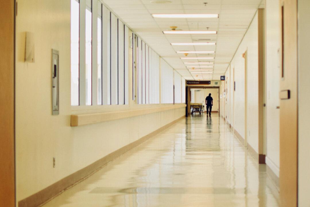 Mom Mourns Loss of Baby Alone With Dad Isolated in Hallway Amid CCP Virus Crisis