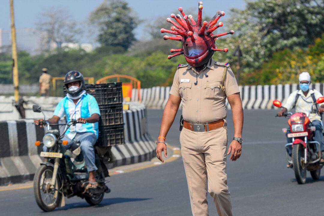 Indian Police Officer Dons ‘CCP Virus Helmet’ to Warn Motorists to Stay Home