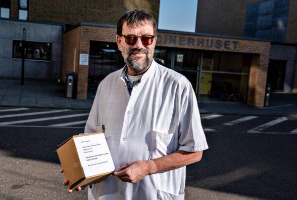 Chief Physician Henrik Nielsen at Aalborg University Hospital holds a cooling box containing remdesivir, which a CCP virus patient will test, on March 27, 2020. (Henning Bagger / Ritzau Scanpix / AFP via Getty Images)