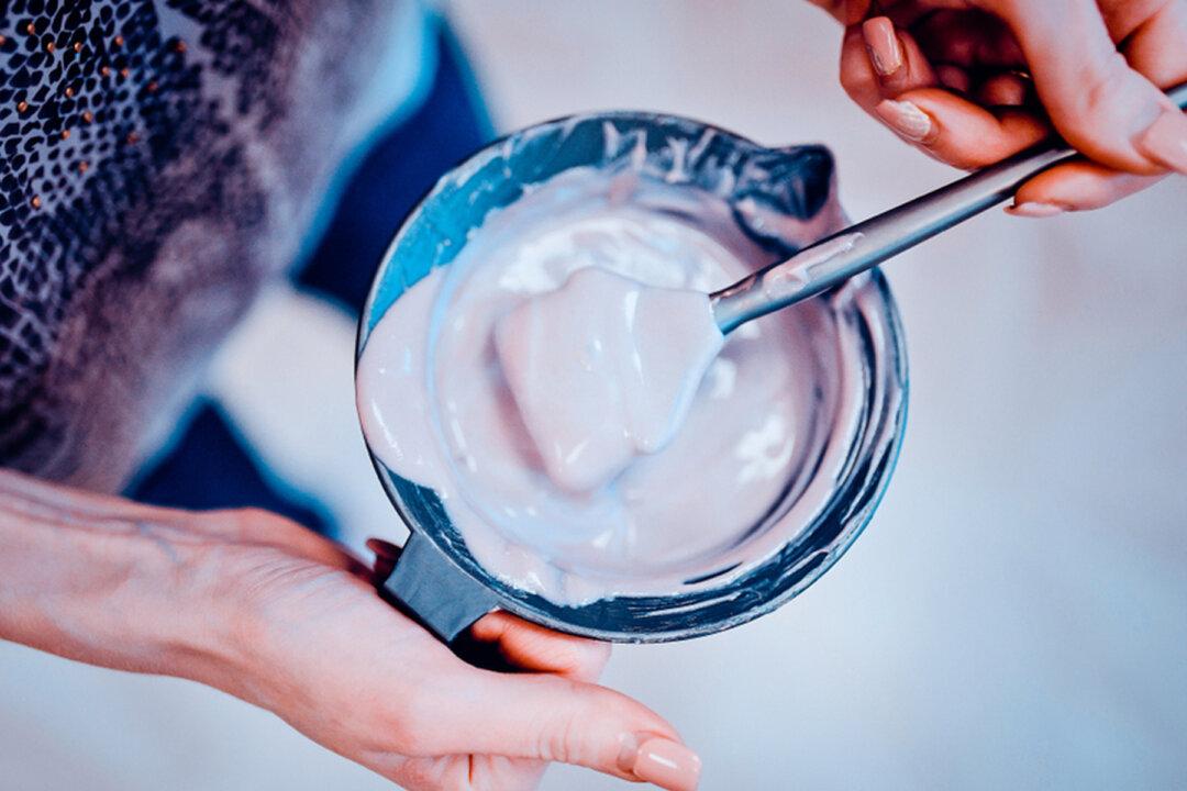 92-Year-Old Man Colors His Wife’s Hair at Home During the CCP Virus Lockdown