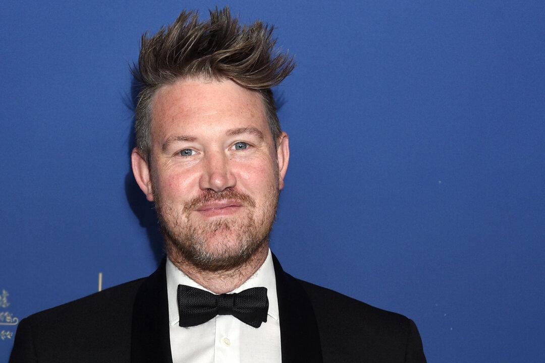 3 Magicians Wow ‘AGT’ Judges With Trick Where They Steal Judge Eddie Perfect’s Sneaker