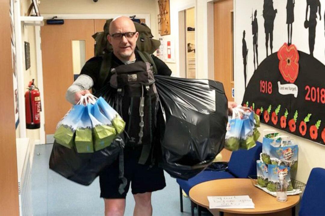 Teacher Walks Five Miles a Day Delivering Meals to 78 Students Amid CCP Virus Crisis