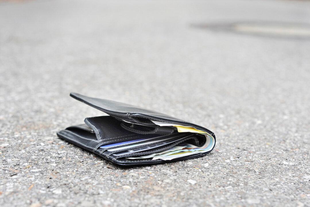 Homeless Man Returns Wallet With Over $500 Inside, Ends Up With a New Job and Home in Return