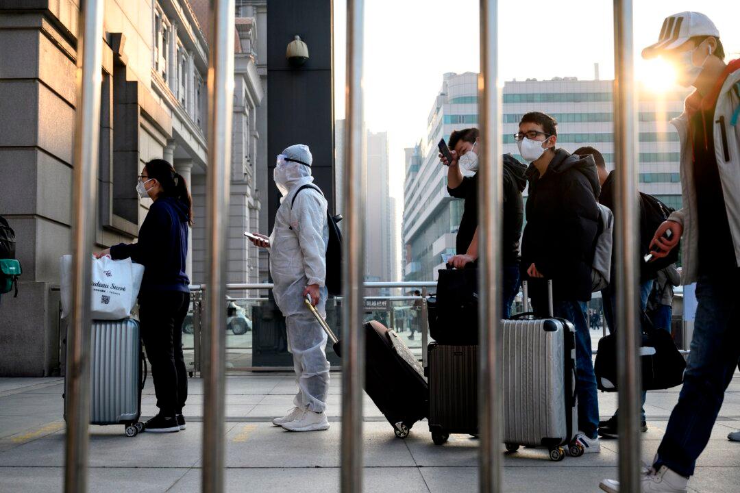 Tens of Thousands Leave After Wuhan Lifts Quarantine