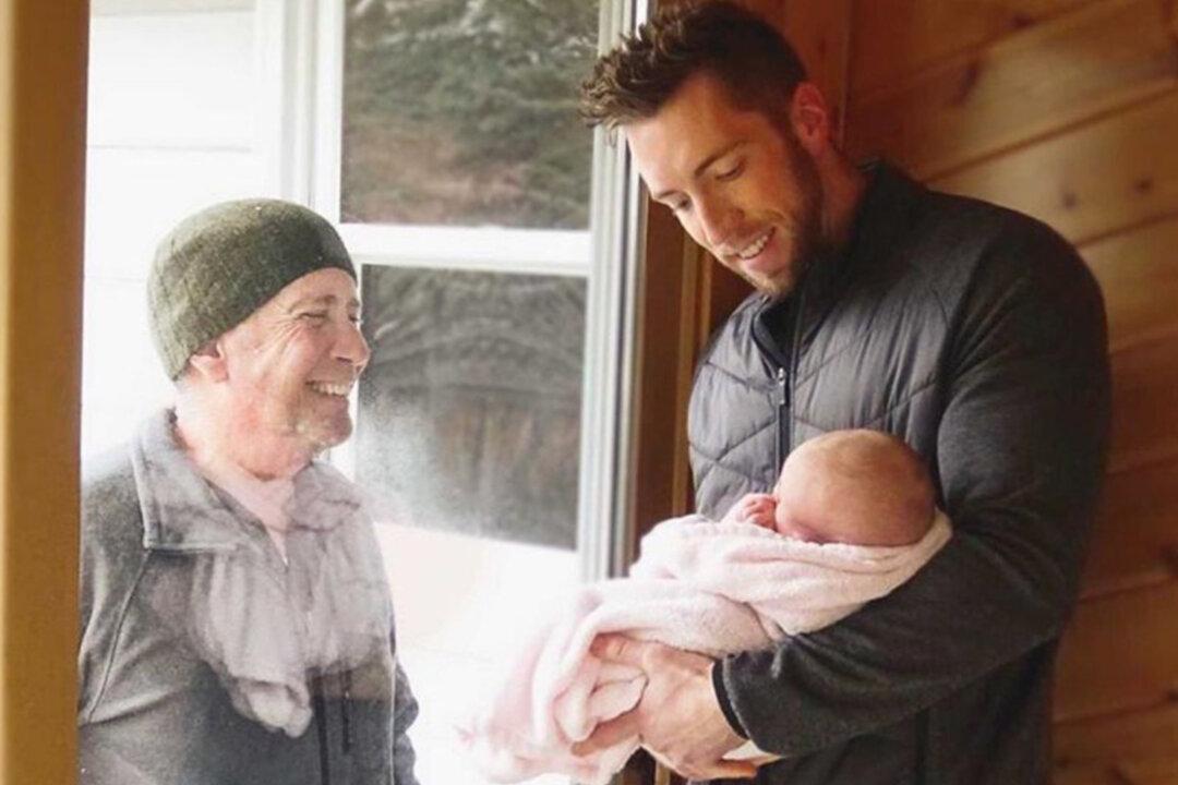 Grandpa Walks 4 Miles to See Newborn Granddaughter Through Glass Door Amid CCP Virus