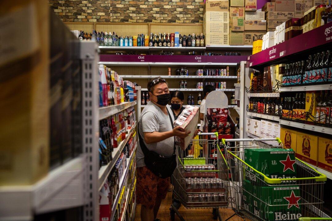 Video Shows How a Cough Can Spread CCP Virus in Grocery Stores