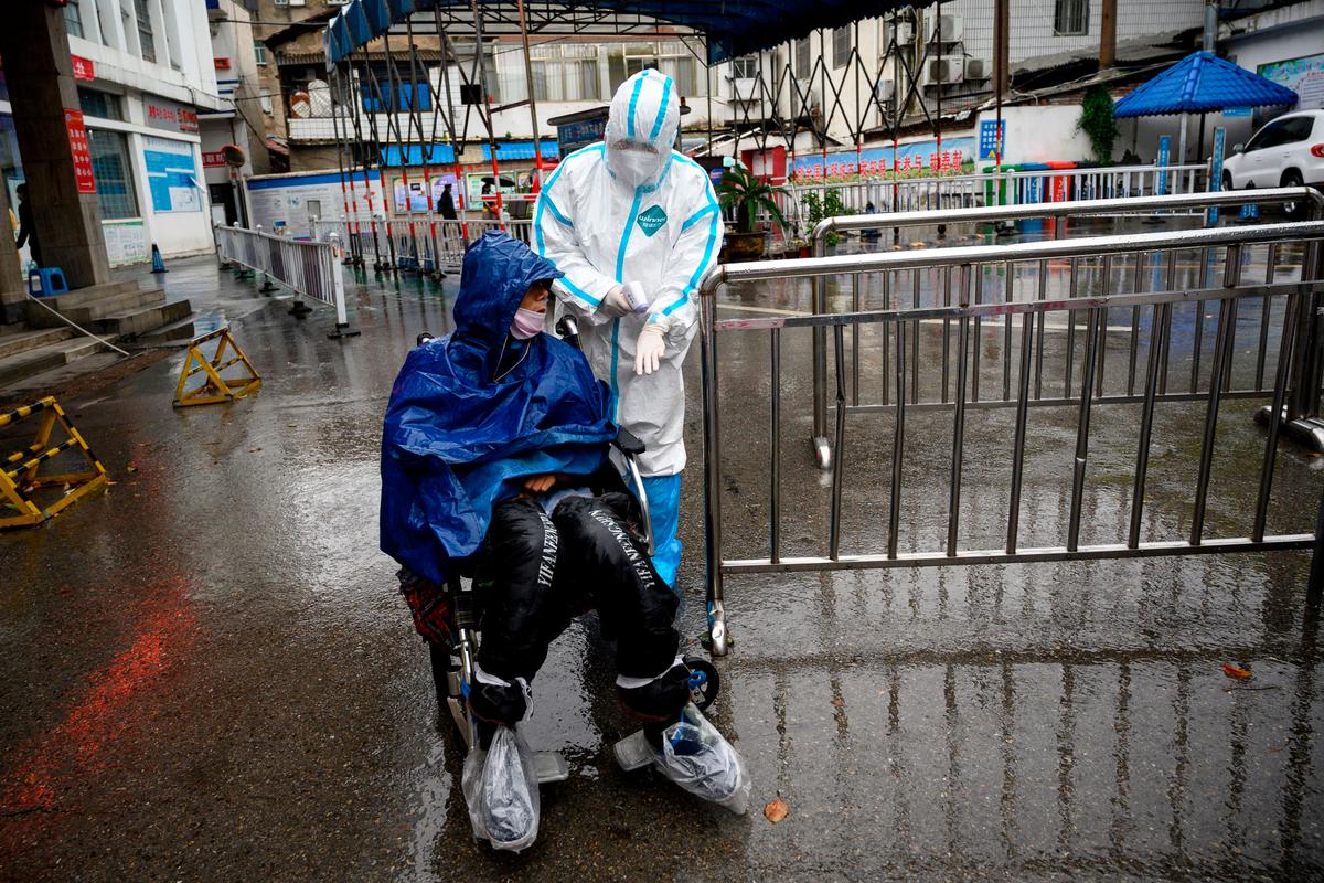 Province in China Prepares Thousands of Hospital Beds Amid New Wave of Infections