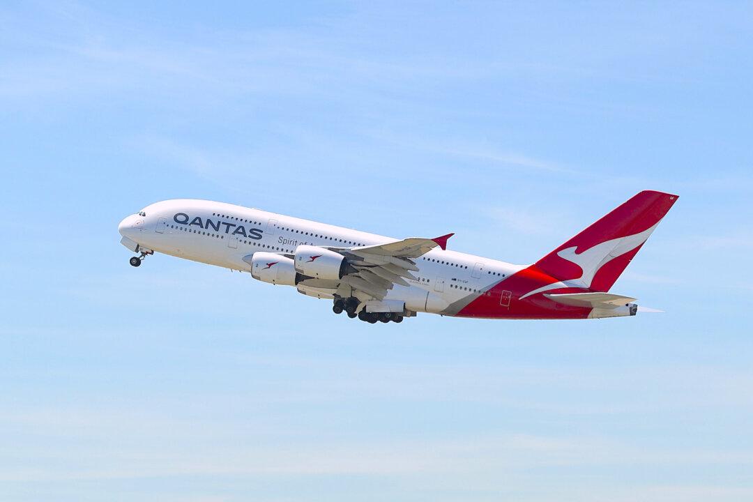 Qantas Operates Rescue Flights to Australia, Crew to Be Paid During Self-Isolation