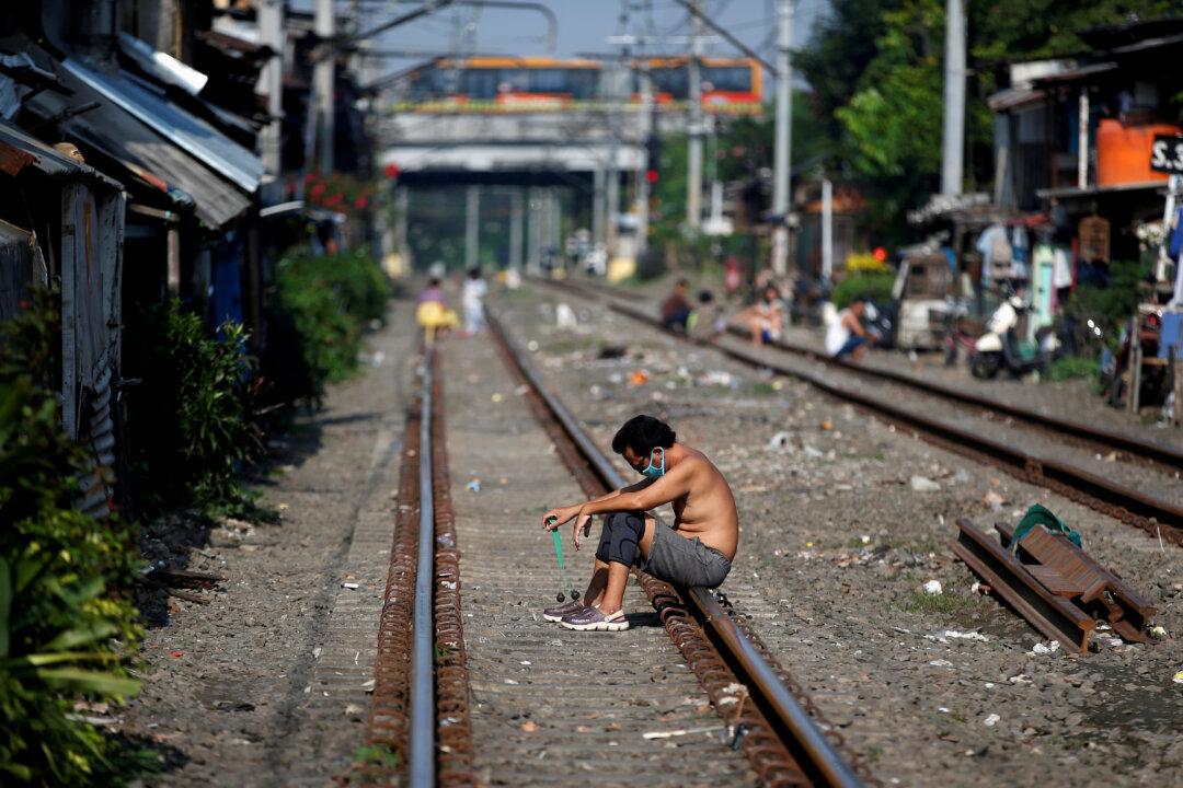 Indonesia Orders CCP Virus Transport Curbs as Death Toll Rises