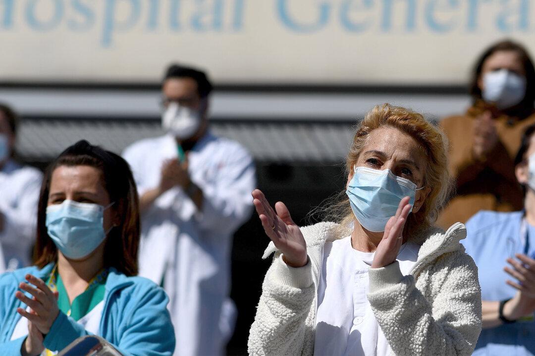 Doctors & Nurses Surprise Hospital Cleaning Staff With Round of Applause, and the Video Goes Viral on Twitter