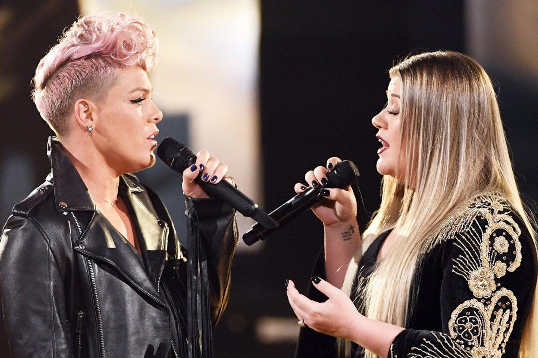 Kelly Clarkson Joins Forces With Pink For Performance Of ‘Everybody Hurts’ to Honor First Responders