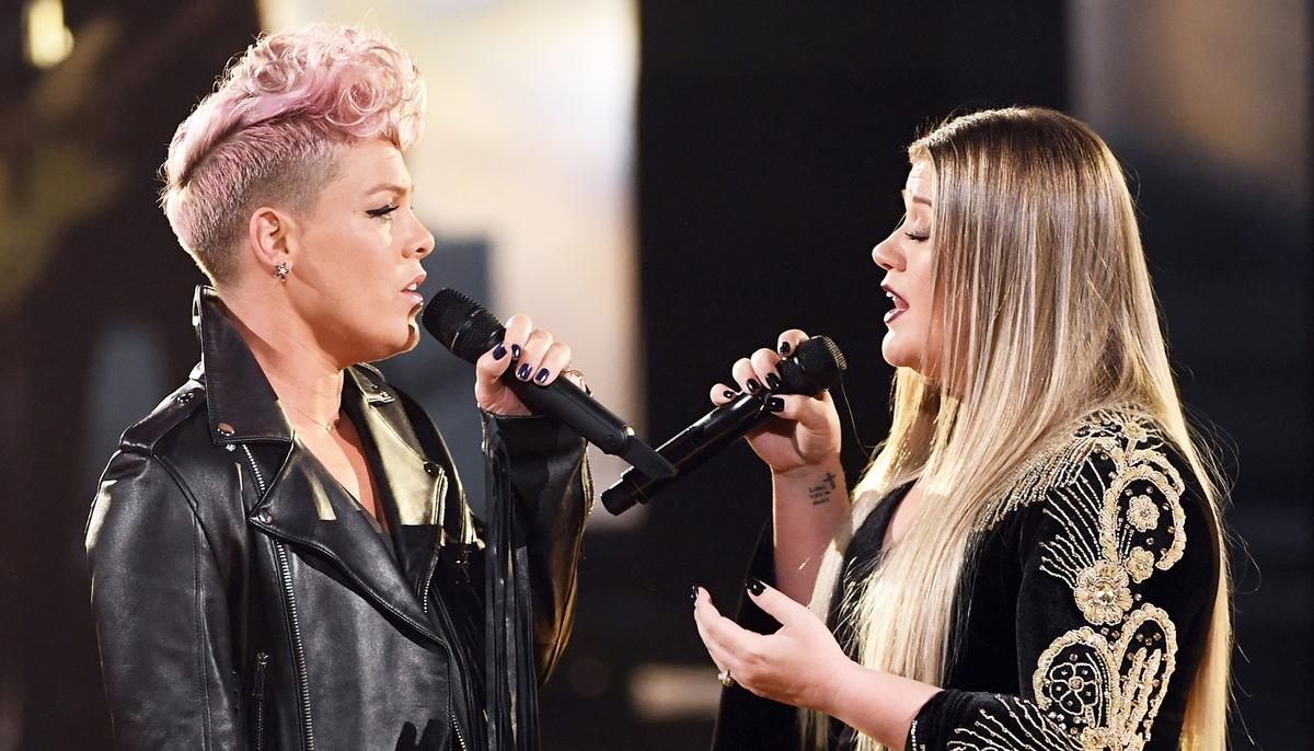 Kelly Clarkson Joins Forces With Pink For Performance Of ‘Everybody Hurts’ to Honor First Responders