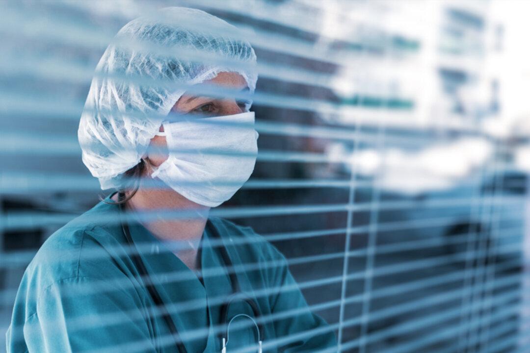 Uncle-Niece Duo Create Huge ‘Thank You’ Sign for Hospital Staff Amid CCP Virus Fight