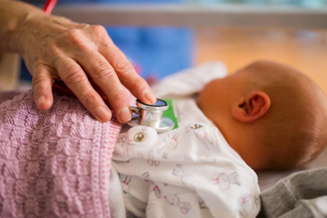 Mom Gives Birth to a Baby Girl in Medically Induced Coma While Fighting CCP Virus