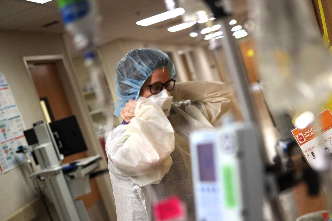 Touching Photo Captures ICU Nurse’s Mom Hugging Her Through a Sheet Amid CCP Virus